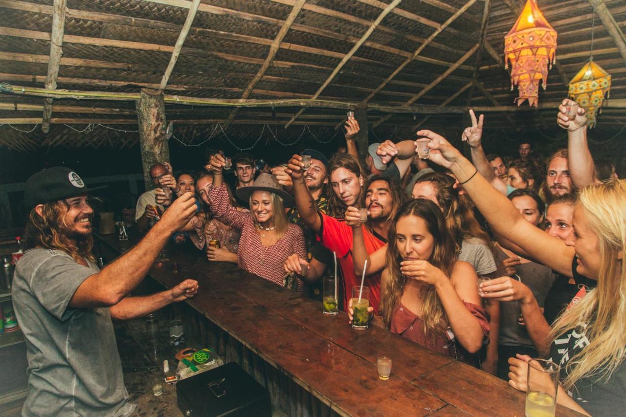 Surf & Party - Hostel Somewhere Else Canggu Eksteriør billede