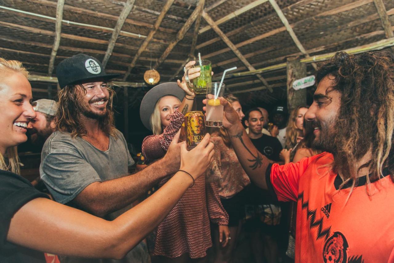 Surf & Party - Hostel Somewhere Else Canggu Eksteriør billede